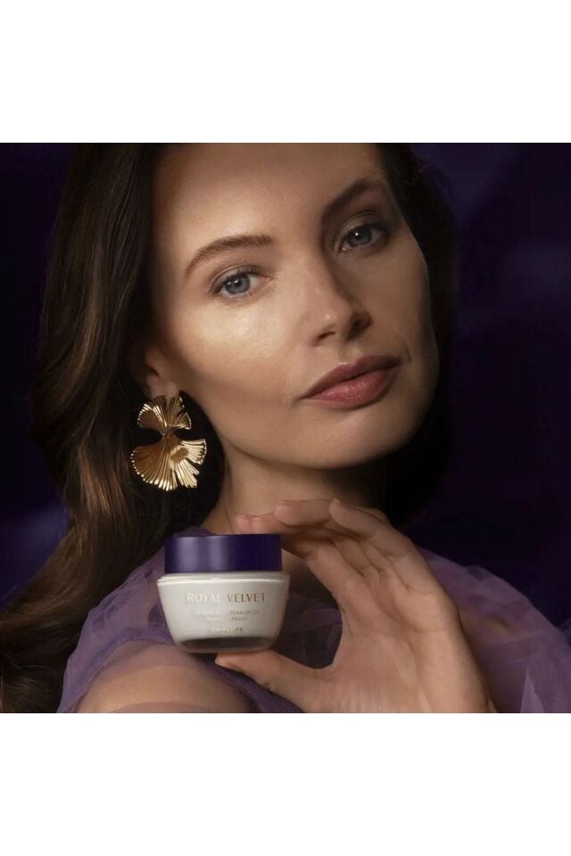 Royal Velvet 2 Kat Daha Nem Sağlayan Sıkılaştırıcı Etkili Gündüz Kremi SPF 20 47005