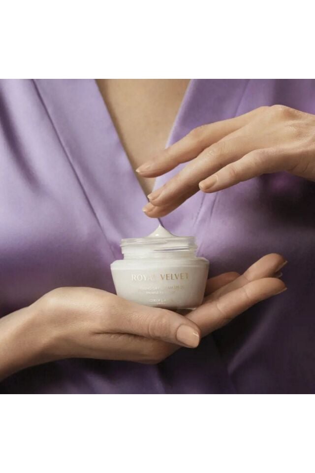 Royal Velvet 2 Kat Daha Nem Sağlayan Sıkılaştırıcı Etkili Gündüz Kremi SPF 20 47005
