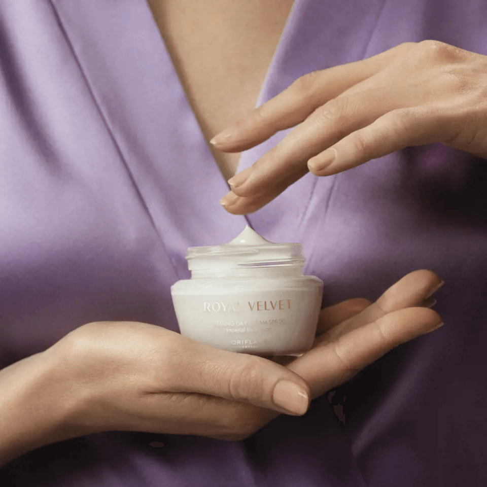 Royal Velvet 2 Kat Daha Nem Sağlayan Sıkılaştırıcı Etkili Gündüz Kremi SPF 20 47005