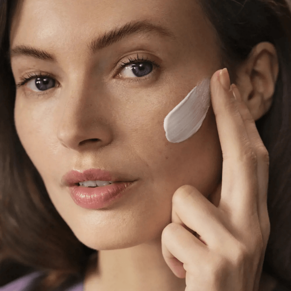 Royal Velvet 2 Kat Daha Nem Sağlayan Sıkılaştırıcı Etkili Gündüz Kremi SPF 20 47005
