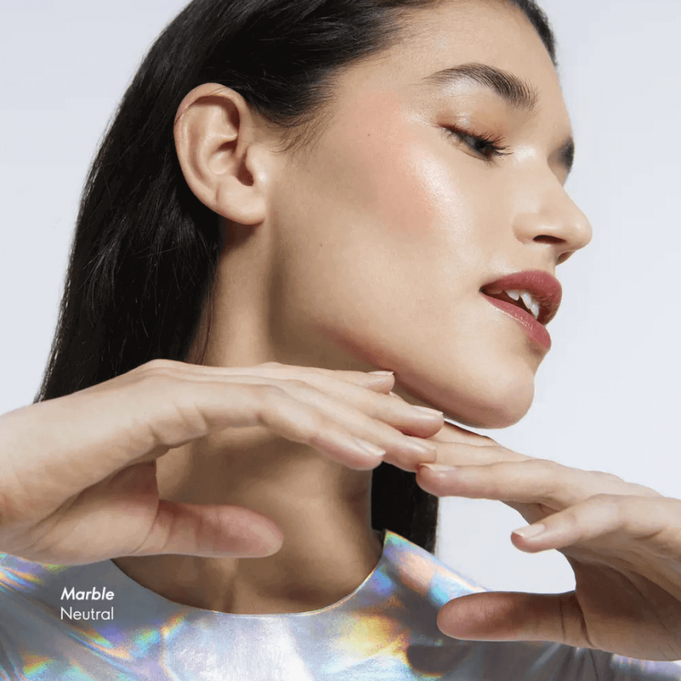 The ONE Illuskin Glow Reflective Fondöten - Marble Neutral 46331